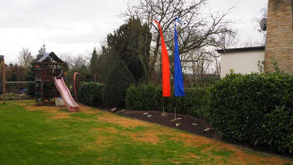 Balifahnen im Garten